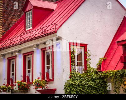 Québec, Québec, Canada, juillet 2012 - les maisons de style ancien avec toits rouges sont des scènes communes dans la ville pittoresque de Québec Banque D'Images