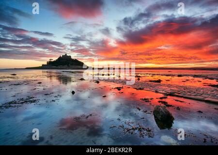 Coucher de soleil sur le Mont St Michael et Mounts Bay, Cornwall Banque D'Images