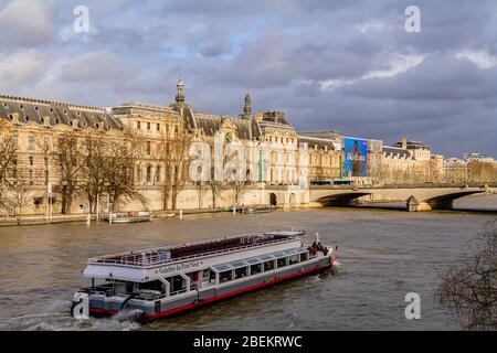 Un bateau touristique des Vedettes du Pont neuf sur la Seine, en passant par le Louvre à Paris, France. Février 2020. Banque D'Images