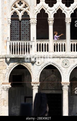 Détail de la façade du palais Ca d'Oro sur le Grand Canal, Venise, Italie Banque D'Images