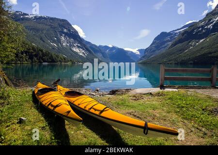 Canoës sur les rives du lac Lovatnet, Norvège Banque D'Images