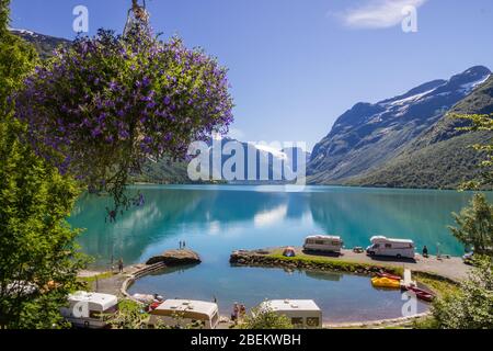 Canoës sur les rives du lac Lovatnet, Norvège Banque D'Images