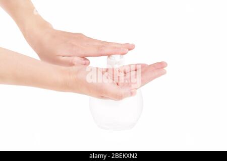 Mains féminines pompant du gel antibactérien hors d'une bouteille de distributeur pour se laver les mains. Utilisez un désinfectant pour les mains. Banque D'Images