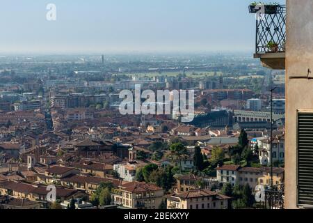 Vue aérienne de la ville de Bergame dans la région de Lombardie, Italie, Europe Banque D'Images