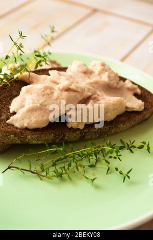 Sandwich avec du poulet frais au foie et des micro-verts, vertical Banque D'Images