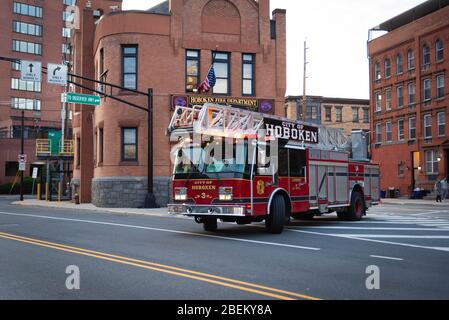 Hoboken, NJ - 12 avril 2020: Un camion de pompiers entrant dans la station de pompiers Banque D'Images