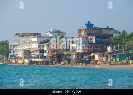 HIKKADUVA, SRI LANKA - 29 FÉVRIER 2020: Paysage côtier de Hikkaduwa par une journée ensoleillée Banque D'Images