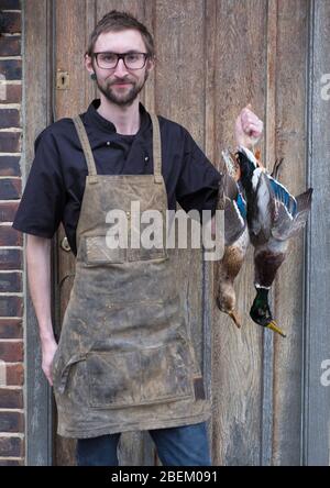 John Young, chef du Red Lion à Stodmarsh, dans le sud-est du Kent, avec des mallards de la vallée de Stour Game Banque D'Images