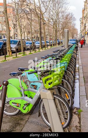 Location de vélos électriques Velib garés à une station de location. Paris, France. Février 2020. Banque D'Images