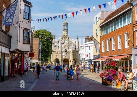 East Street en direction de l'ouest vers Chichester Cross à Chichester, une ville de West Sussex, côte sud Angleterre, Royaume-Uni, par une journée ensoleillée et animée Banque D'Images