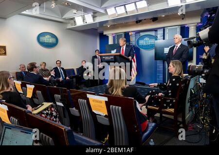 Washington, États-Unis d'Amérique. 13 avril 2020. Washington, États-Unis d'Amérique. 13 avril 2020. Le président américain Donald Trump écoute une question des journalistes lors du quotidien COVID-19, exposé sur le coronavirus dans la salle de presse de la Maison Blanche le 13 avril 2020 à Washington, DC. Crédit: D. Myles Cullen/Education Department/Alay Live News Banque D'Images