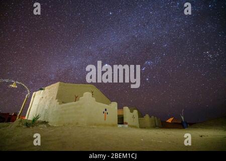 Maisons de boue traditionnelles et ciel de nuit incroyable au-dessus du désert du Sahara, Maroc Banque D'Images