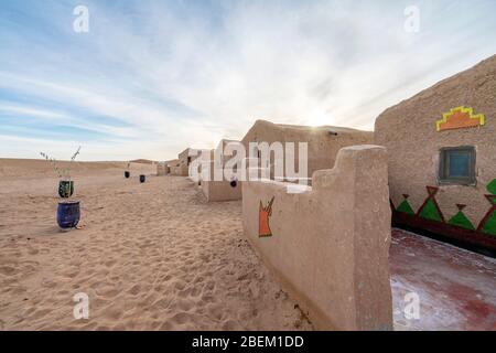 Maisons marocaines traditionnelles à la boue avec décoration colorée au bord du dessert Sahara, Afrique Banque D'Images