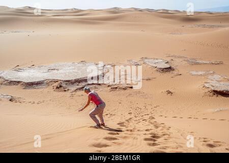 Femme en sable sur le désert du Sahara dans la dune, au Maroc, en Afrique Banque D'Images