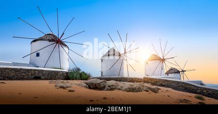 Mykonos, Grèce. Célèbres moulins à vent blancs au coucher du soleil. Vue panoramique. Banque D'Images