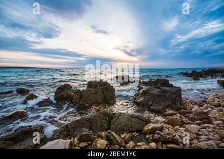 coucher de soleil sur la plage de poney croate Banque D'Images