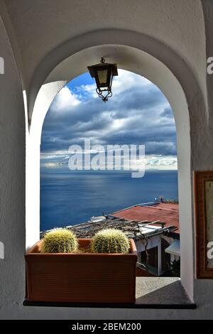 Seascape de la petite ville de Ravello en Italie Banque D'Images