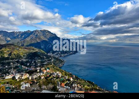 Seascape de la petite ville de Ravello en Italie Banque D'Images