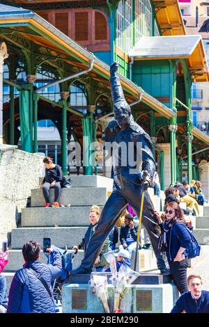 Freddie Mercury statue en bronze, chanteuse britannique et chanteuse principale du groupe rock Queen, au lac de Genève, Montreux, Suisse, Europe. Banque D'Images