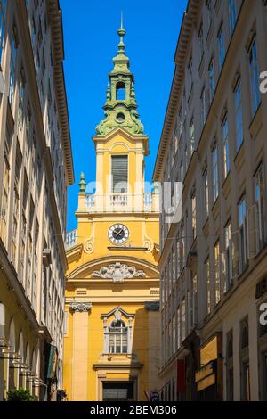 Vienne, Autriche: Vue sur l'église magnifique avec le ciel bleu en été Banque D'Images