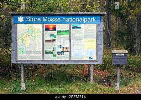 Panneau d'information du magasin Mosse Nationalpark, parc national de Småland, dans le sud de la Suède Banque D'Images