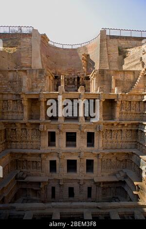 27 janvier 2010 mur sculpté et piliers de Rani-ki-Vav STEP Well, Patan, aujourd'hui site du patrimoine mondial de l'UNESCO au Gujarat Nord, Inde Banque D'Images