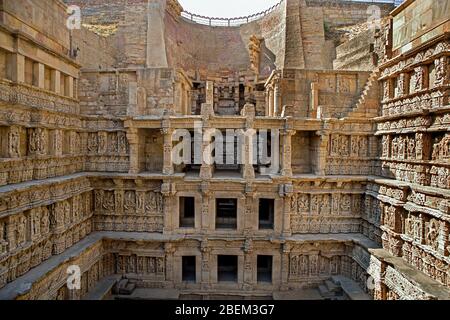 27 janvier 2010 mur sculpté et piliers de Rani-ki-Vav STEP Well, Patan, aujourd'hui site du patrimoine mondial de l'UNESCO au Gujarat Nord, Inde Banque D'Images