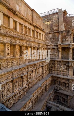 27 janvier 2010 mur sculpté et piliers de Rani-ki-Vav STEP Well, Patan, aujourd'hui site du patrimoine mondial de l'UNESCO au Gujarat Nord, Inde Banque D'Images