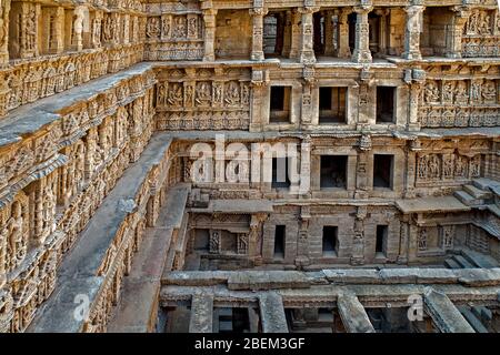 27 janvier 2010 mur sculpté et piliers de Rani-ki-Vav STEP Well, Patan, aujourd'hui site du patrimoine mondial de l'UNESCO au Gujarat Nord, Inde Banque D'Images