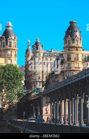 Vue magnifique sur les bâtiments architecturaux du Pont de Bir-Hakeim avec le métro. Banque D'Images