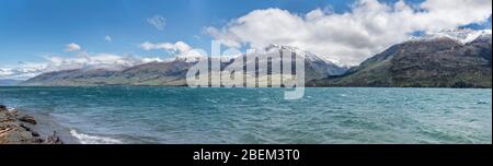 Paysage du lac alpin de Wanaka rive ouest, tourné en lumière de printemps vive de la plage de Boundary creek, Otago, île du Sud, Nouvelle-Zélande Banque D'Images