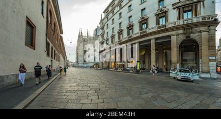 MILAN, ITALIE - 01 AOÛT 2019: Les touristes et les habitants marchent dans le centre de Milan. Magasins, boutiques, cafés et restaurants. Banque D'Images