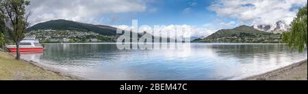 Paysage du lac Wakatipu bras de Frankton avec rive verte, tourné dans la lumière de printemps vive à Frankton de la plage de Kelvin, Otago, île du Sud, Nouvelle-Zélande Banque D'Images