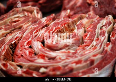 Côtes d'agneau fraîches brutes sur le marché des agriculteurs locaux. Banque D'Images