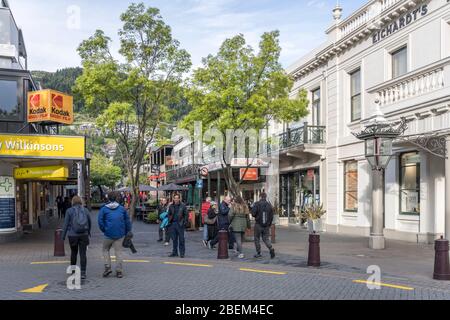 QUEENSTOWN, NOUVELLE-ZÉLANDE - 19 novembre 2019: Paysage urbain avec rue commerciale au centre ville touristique, tourné dans un lumineux printemps le 19 novembre Banque D'Images