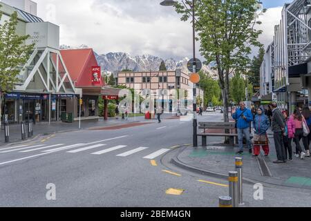 QUEENSTOWN, NOUVELLE-ZÉLANDE - 19 novembre 2019: Paysage urbain avec des pics de Remarque renge devant des bâtiments sur la rue commerciale au centre-ville de tou Banque D'Images