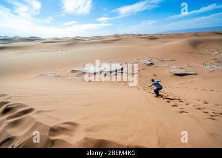 L'homme a du sable sur le désert du Sahara dans la dune, au Maroc, en Afrique Banque D'Images