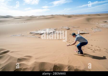 L'homme a du sable sur le désert du Sahara dans la dune, au Maroc, en Afrique Banque D'Images