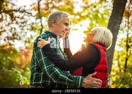 Couple senior dansant dans les bois Banque D'Images