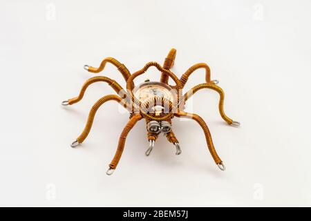 Araignée métallique avec horloge intégrée sur fond blanc, style stéampunk, gros plan Banque D'Images