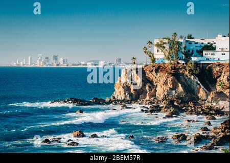 Vue sur les falaises, l'océan Pacifique et la partie touristique de Mazatlan, Sinaloa, Mexique Banque D'Images