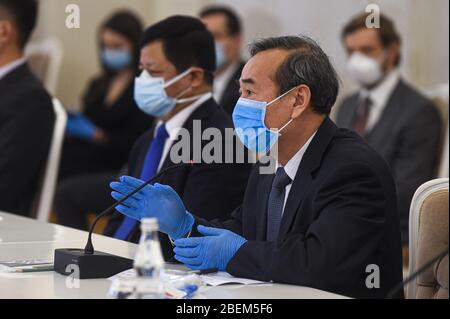 (200414) -- MOSCOU, 14 avril 2020 (Xinhua) -- Hao Huilong, chef de l'équipe médicale chinoise, parle lors d'une réunion avec le maire de Moscou Sergei Sobyanin à Moscou, Russie, 13 avril 2020. Les membres de l'équipe médicale chinoise pour aider la Russie à poursuivre ses efforts dans la lutte contre la COVID-19 ont rencontré lundi le maire de Moscou, Sergei Sobyanin. (Xinhua/Evgeny Sinitsyn) Banque D'Images