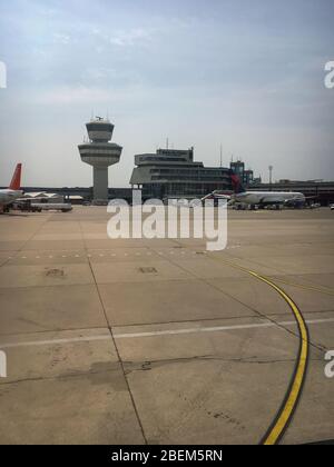 Berlin, Allemagne - 21 juillet 2018 : Tour et piste de l'aéroport Berlin Tegel Banque D'Images