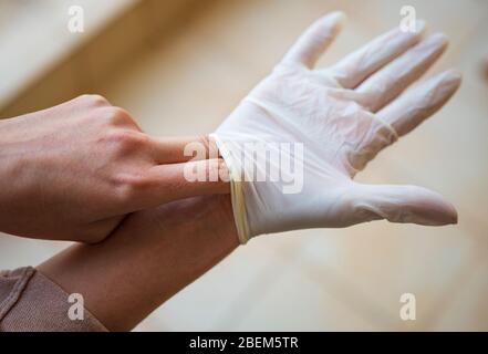 Méthode appropriée pour retirer les gants médicaux. Le processus de manipulation des gants protège la contamination, étape de dépose des gants appropriés. Biosafly de laboratoire. Banque D'Images