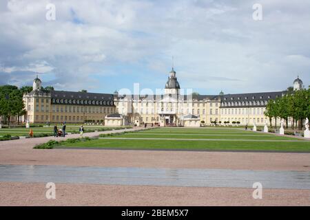 Le palais de Karlsruhe vu de la ville de Das Karlsruher Schloss von der Stadtseite gesehen Banque D'Images