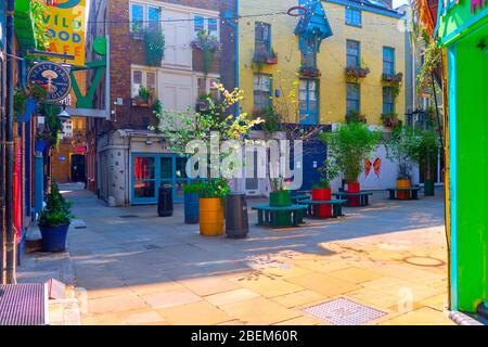 : vue sur les bâtiments colorés de Neals Yard pendant la journée. Banque D'Images