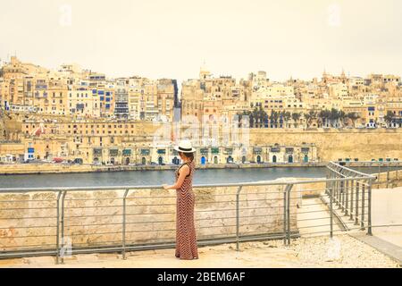 Femme touristique bénéficiant d'un magnifique paysage urbain dans la vieille ville de la Valette, Malte Banque D'Images