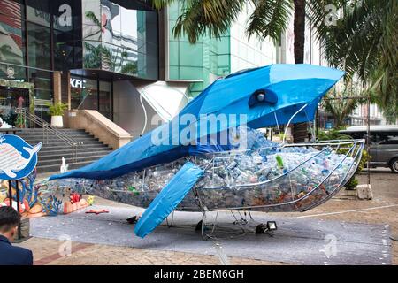 Bangkok, Thaïlande 04.12.2020: Collecte de bouteilles en PET à recycler dans un récipient géant en forme de baleine Banque D'Images