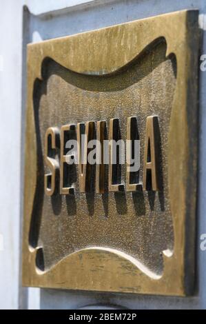 Une plaque de bronze qui a écrit le mot Sevilla attaché à un vieux bâtiment en Espagne Banque D'Images