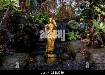 Statue de Bouddha debout dans le temple Wat Saket, Bangkok Banque D'Images